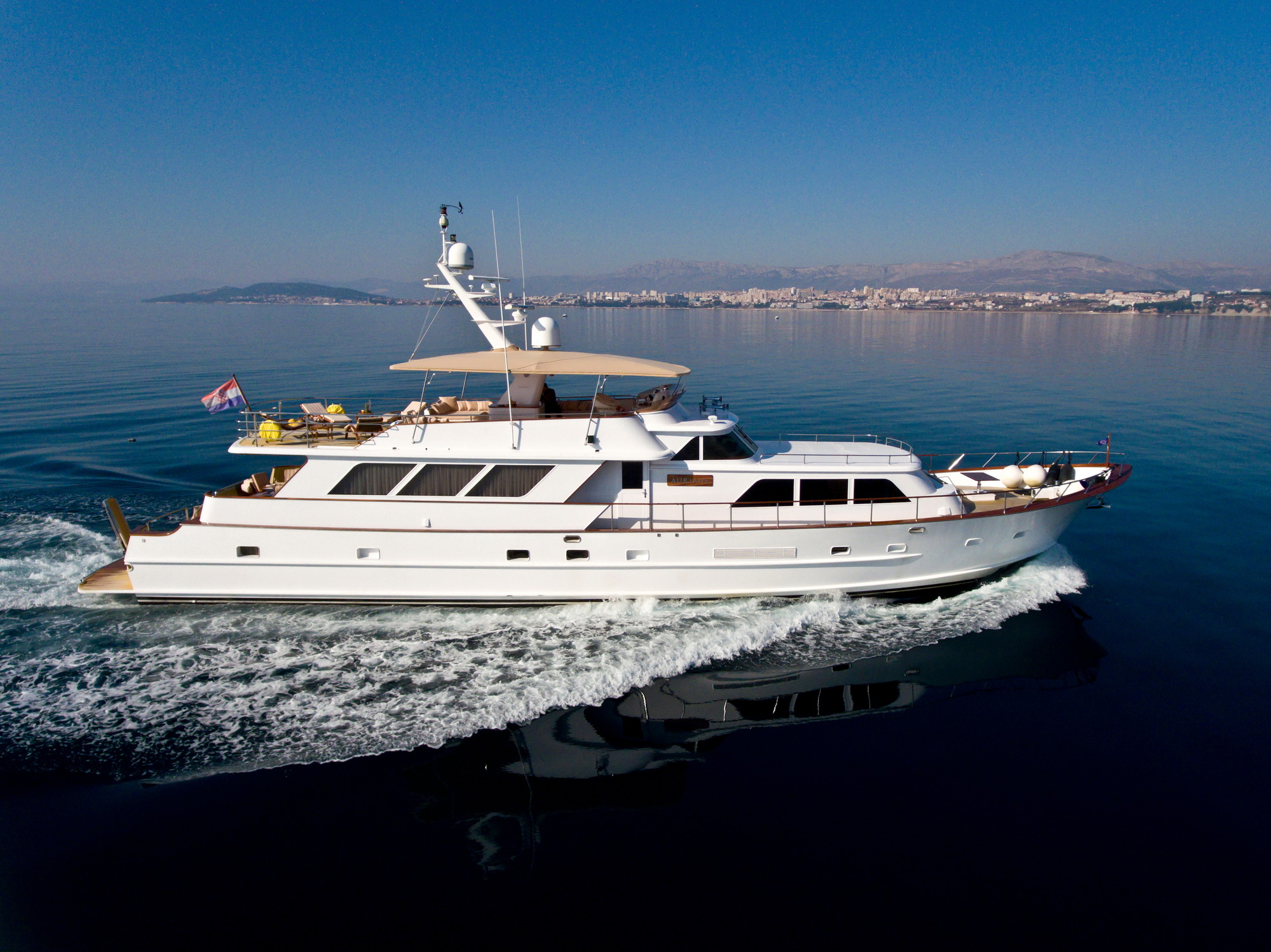 Motor yacht AURIANE - Profile.jpg