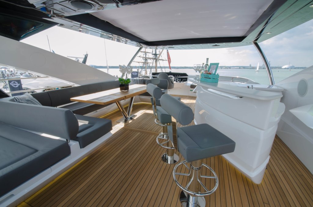 Motor yacht AUTUMN -  Flybrdge Bar.jpg