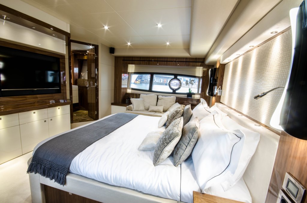Motor yacht AUTUMN -  Master Cabin.jpg