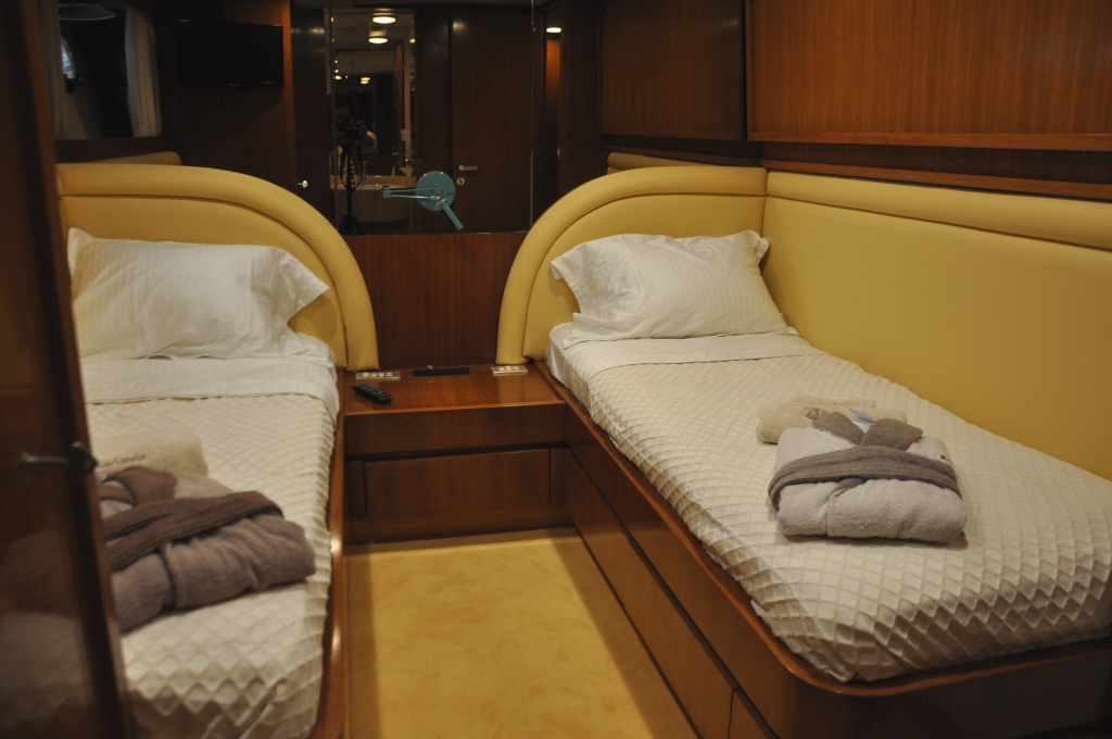 Motor yacht BON VIVEUR - Twin Cabin.jpg