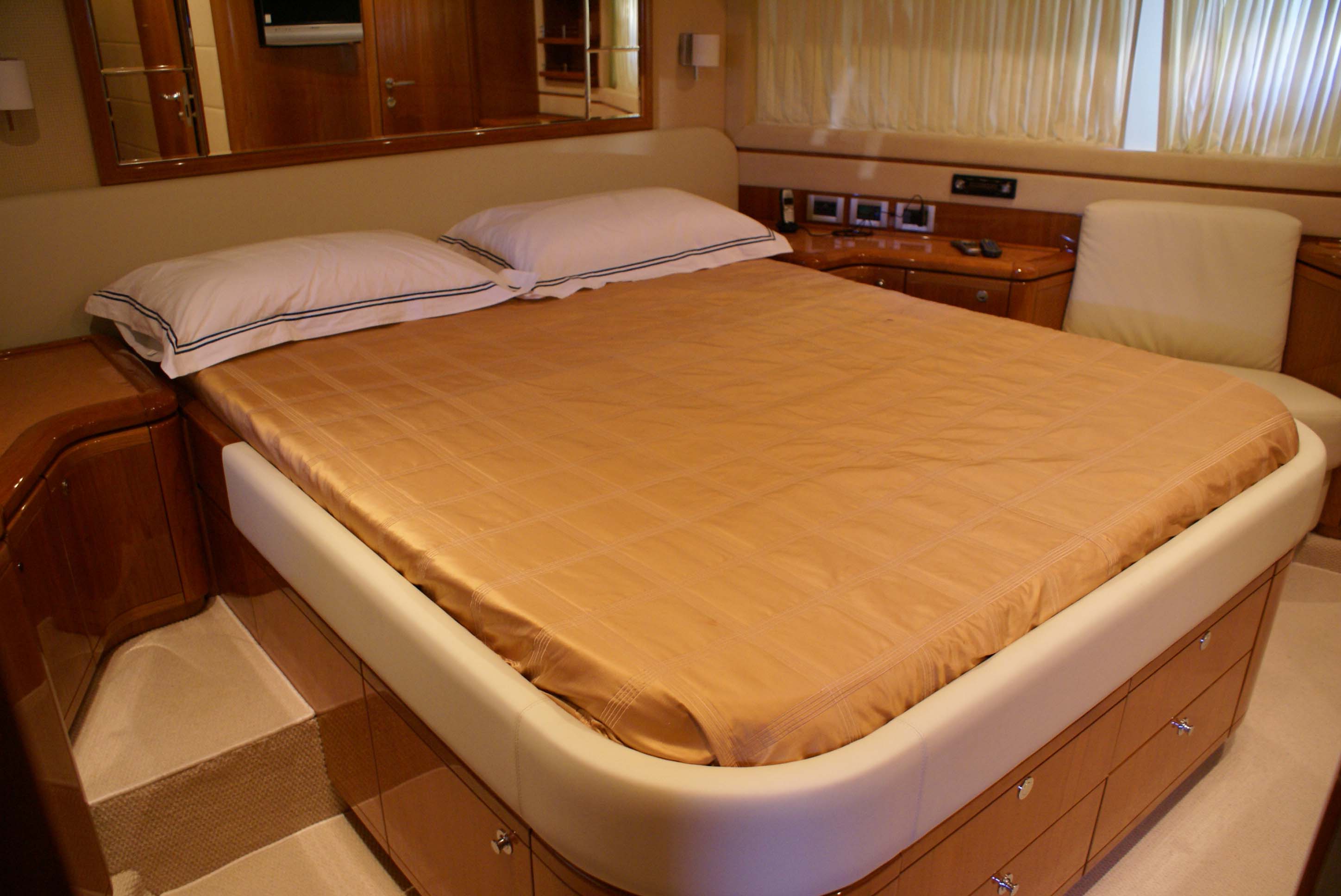 Motor yacht CHI 5 -  VIP Cabin.jpg