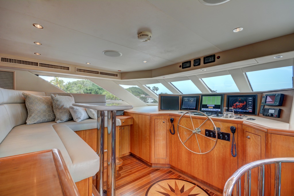 Motor yacht CRESCENDO - Bridge.jpg