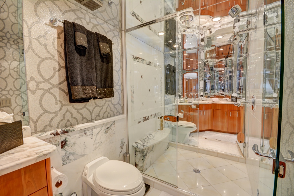 Motor yacht CRESCENDO - Master ensuite.jpg