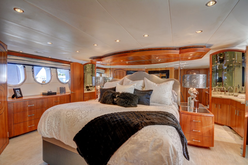Motor yacht CRESCENDO - Master stateroom.jpg