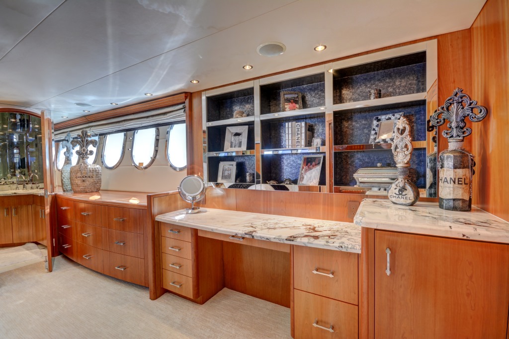 Motor yacht CRESCENDO - Master vanity.jpg