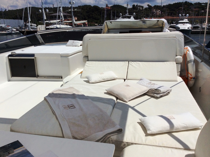 Motor yacht DOUBLE XELLE - Flybridge Sunbed.jpg