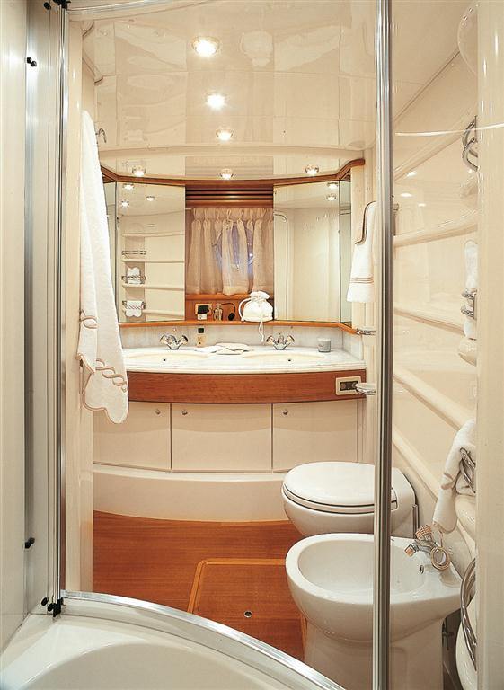 Motor yacht EMMY - Ensuite.jpg
