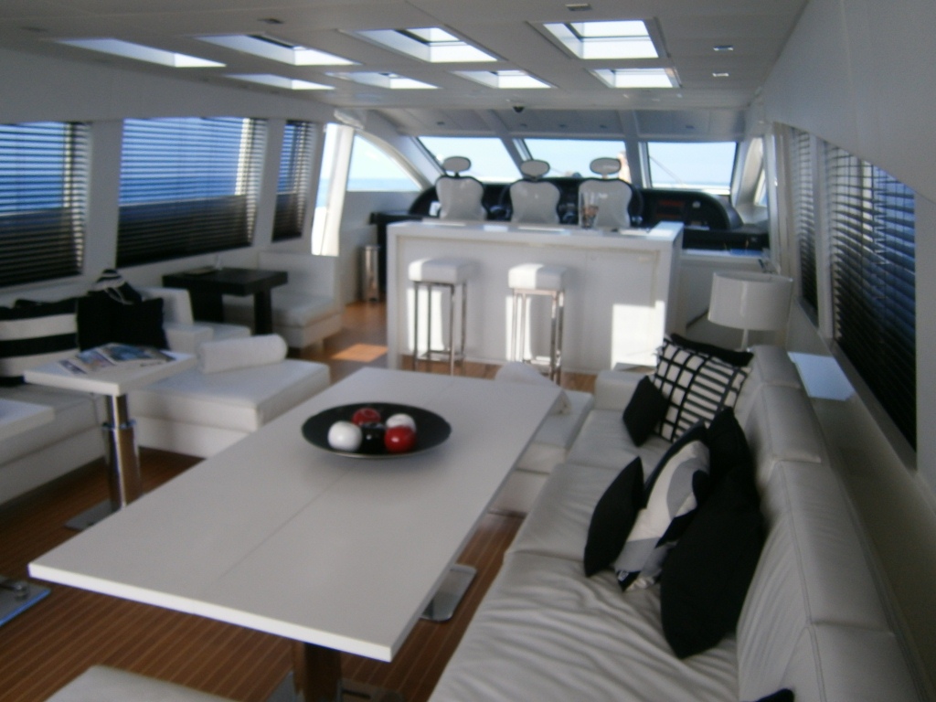 Motor yacht FRIDAY -  Salon Dining.JPG