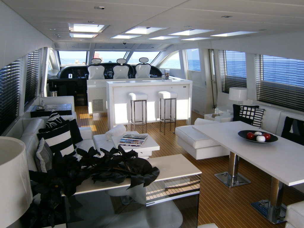 Motor yacht FRIDAY -  Salon looking forward.JPG