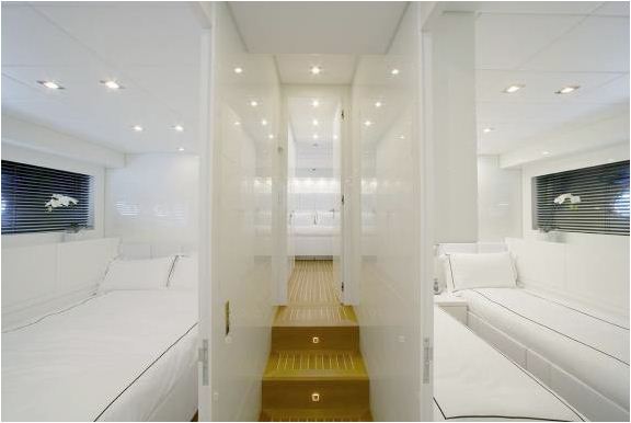 Motor yacht FRIDAY - Corridor.jpg