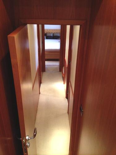 Motor yacht HAPPY FEET - Hall way.jpg