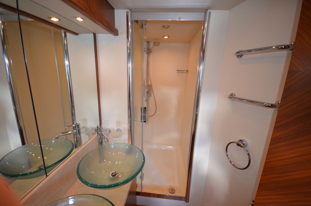 Motor yacht HOOLIGAN - Ensuite 2.jpg