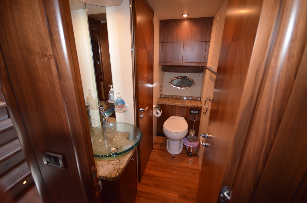 Motor yacht HOOLIGAN - Ensuite.jpg