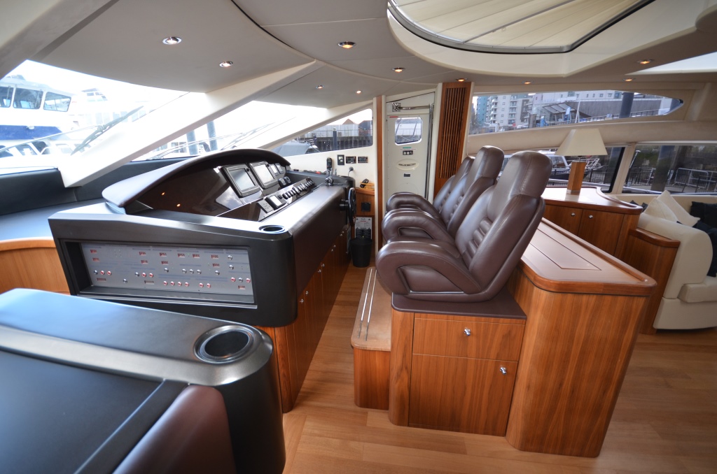 Motor yacht HOOLIGAN - Wheelhouse.jpg