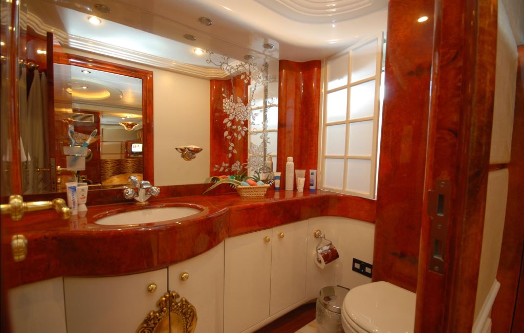 Motor yacht HULYA Master Ensuite.jpg