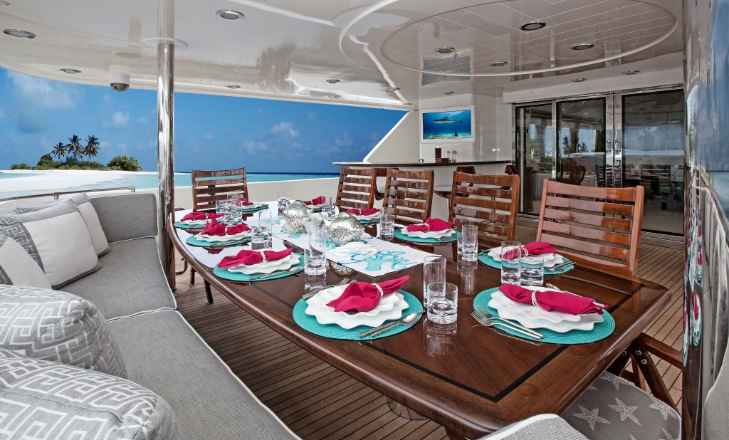 Motor yacht KEMOSBE - Main deck aft.jpg