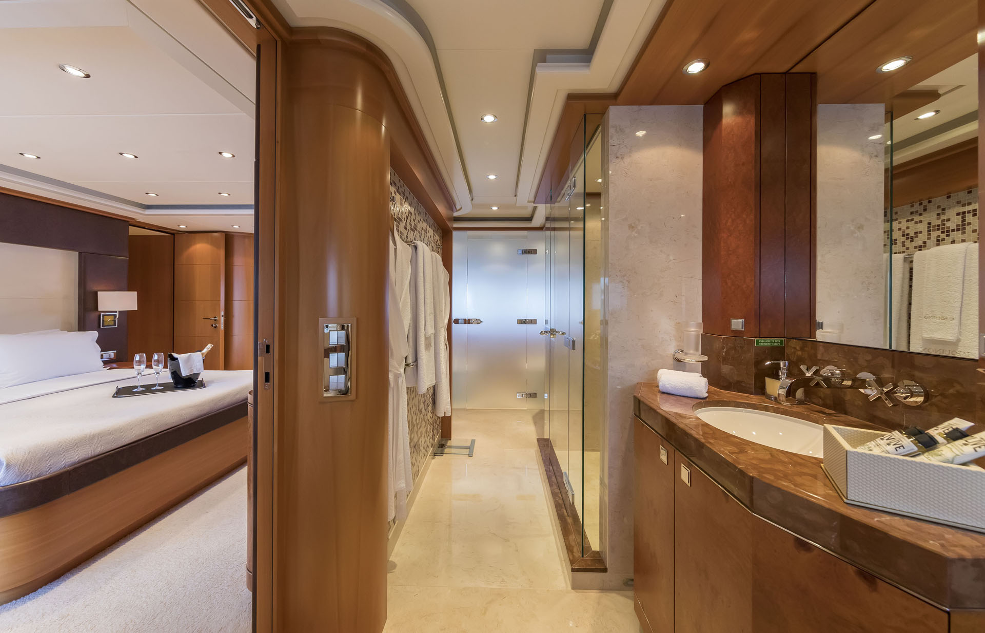 Motor yacht L'EQUINOX -  Master ensuite.jpg