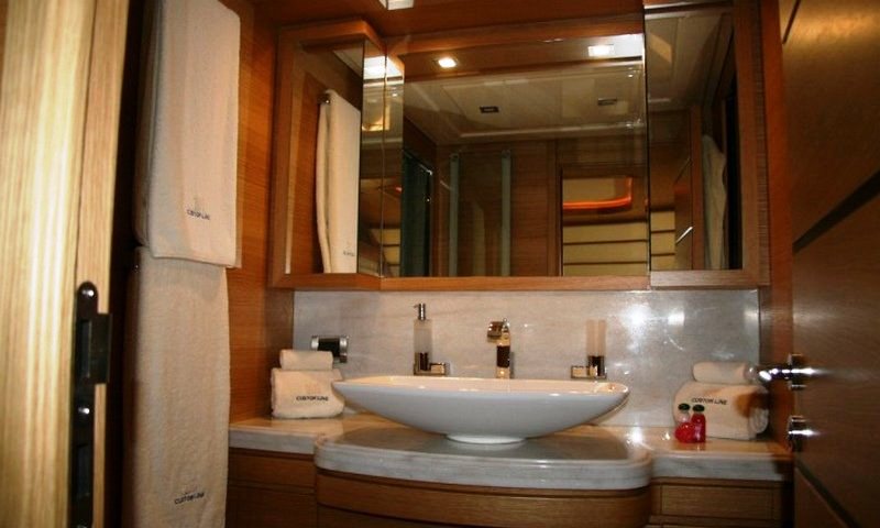 Motor yacht LADY CHATTERLEY -  Master Bathroom.jpg
