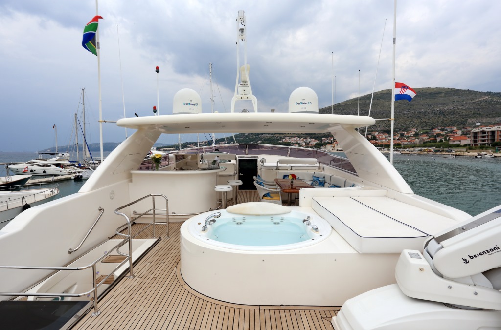 Motor yacht LADY MARCELLE - Sundeck Jacuzzi.jpg