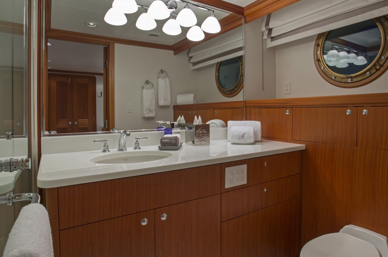 Motor yacht MARCATO - Guest ensuite.jpg