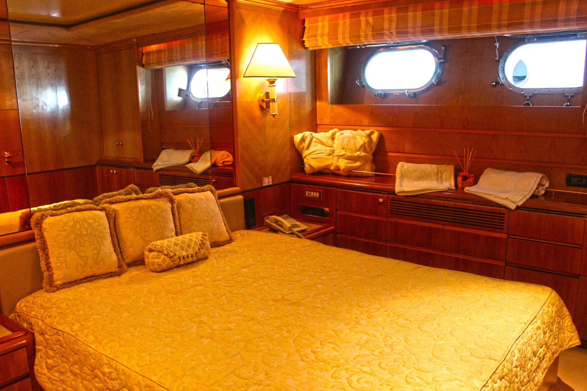 Motor yacht MISTRESS - 009.jpg