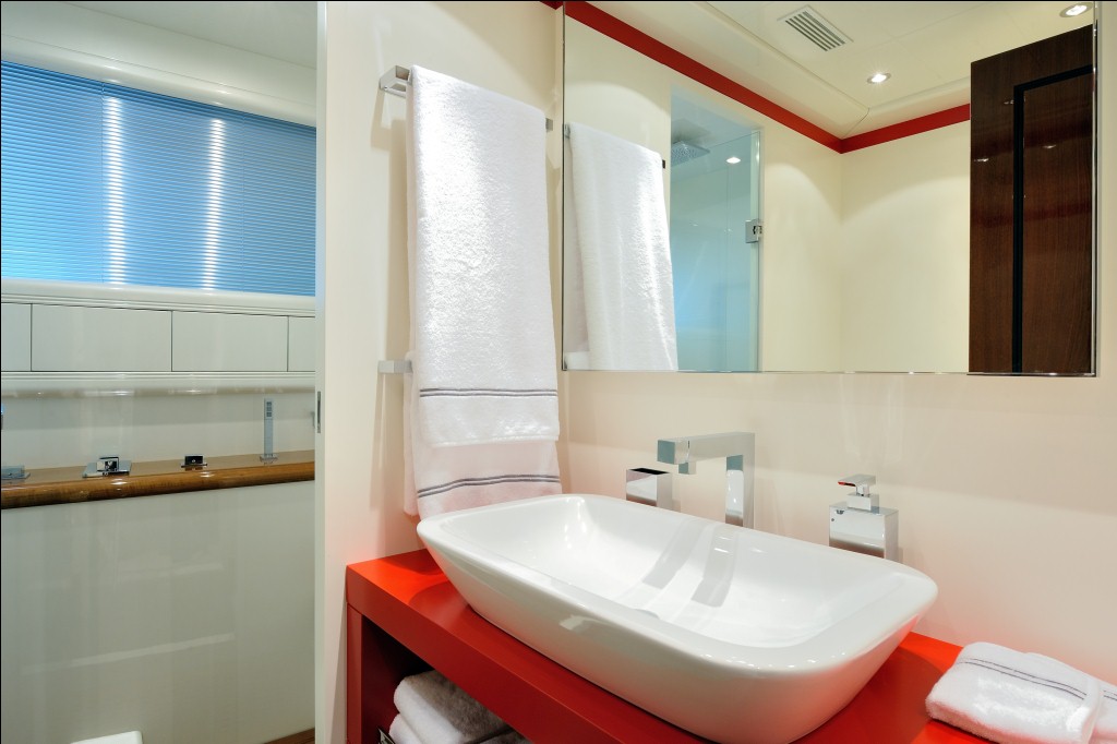 Motor yacht MOSKING - Guest Bathroom.jpg