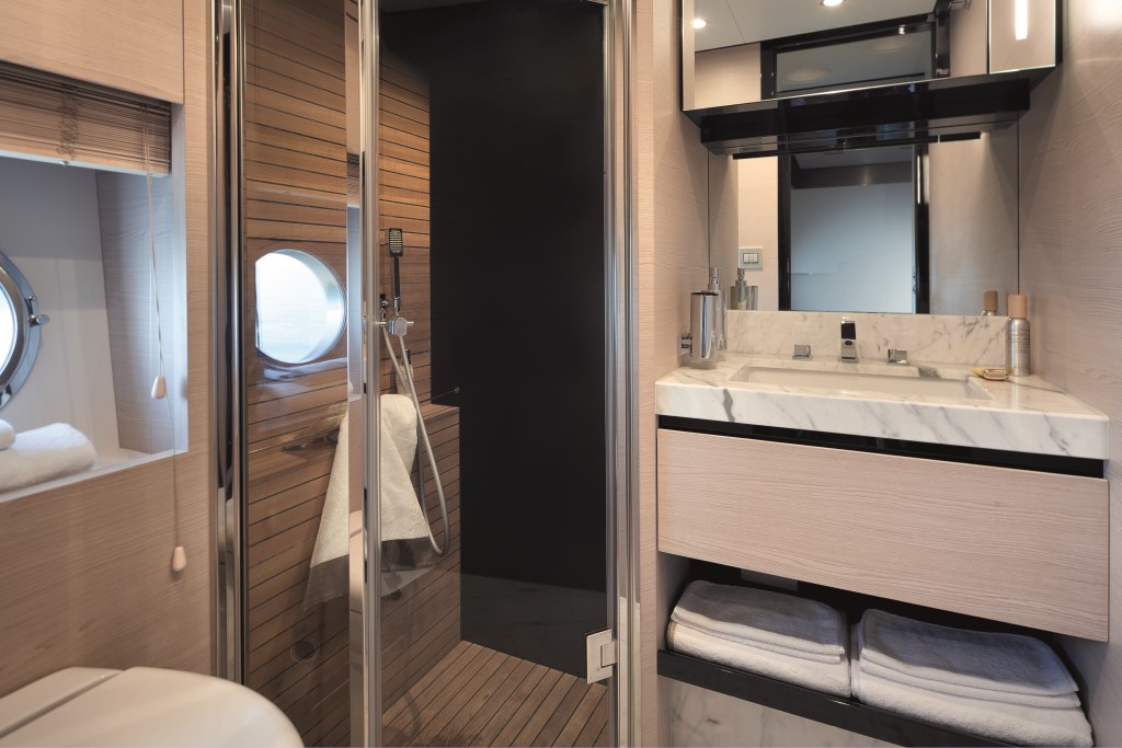 Motor yacht NORTH STAR - Guest Bath.jpg