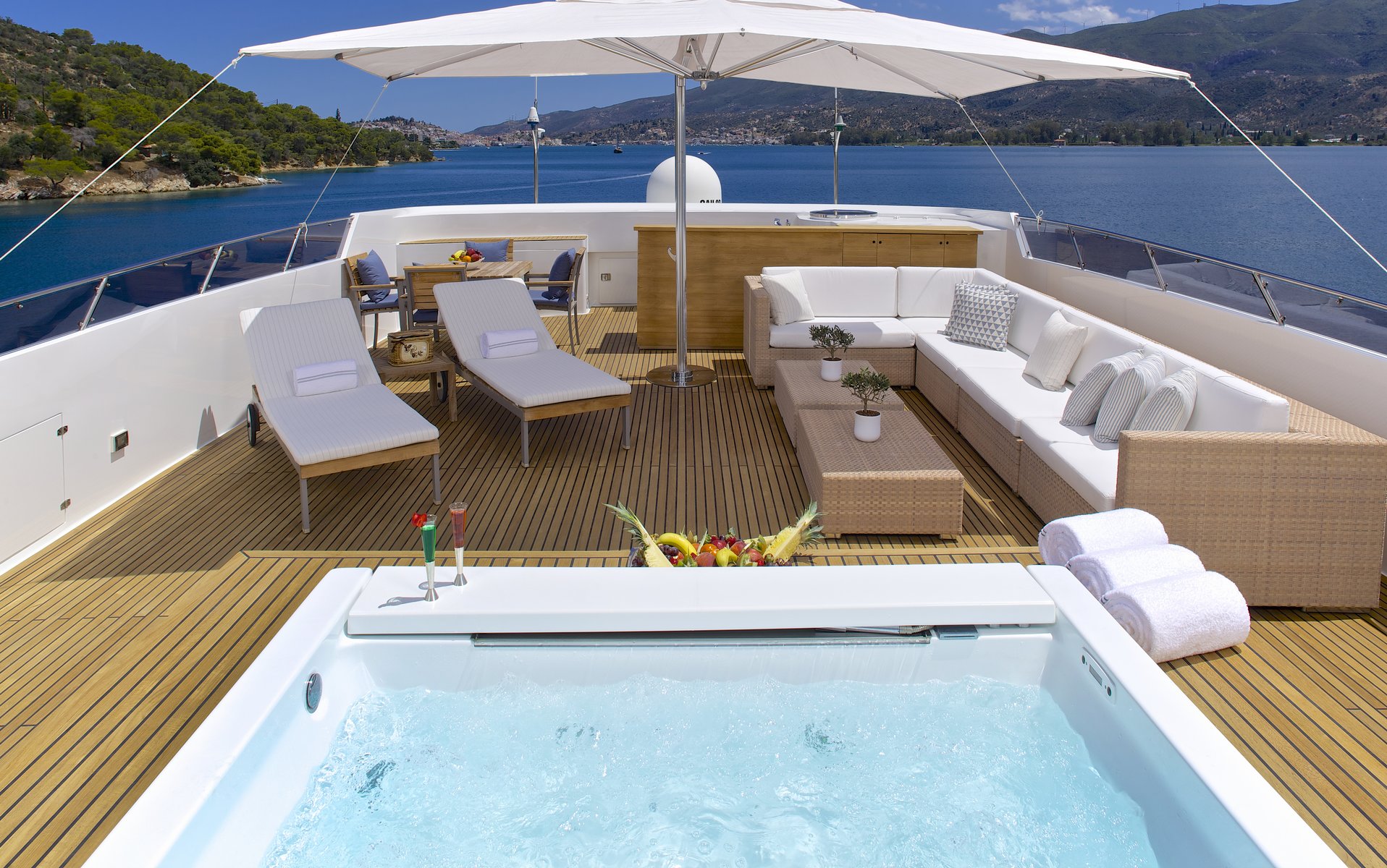 Motor yacht O'LEANNA - 011.jpg