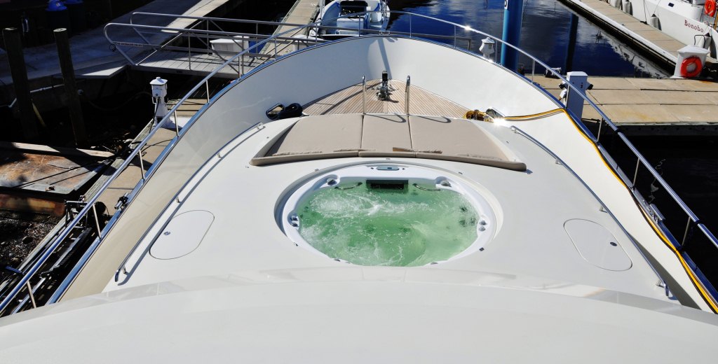 Motor yacht PARADISE -  Foredeck spa pool.jpg