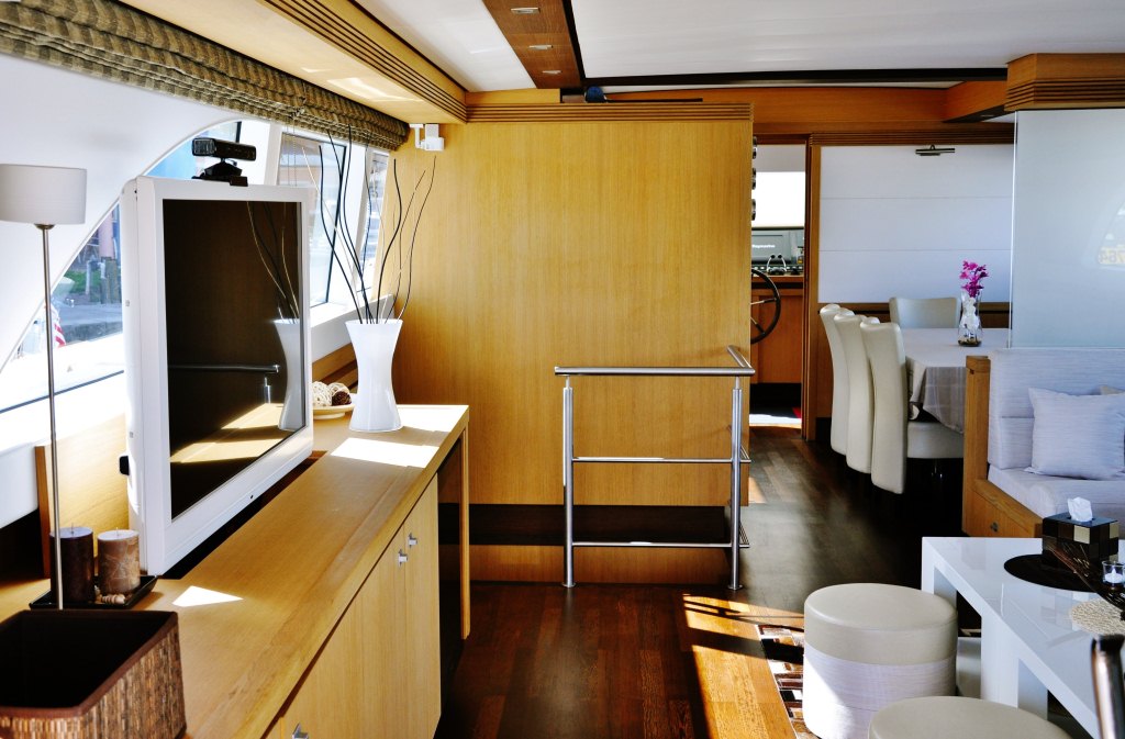 Motor yacht PARADISE -  Salon Port side.jpg