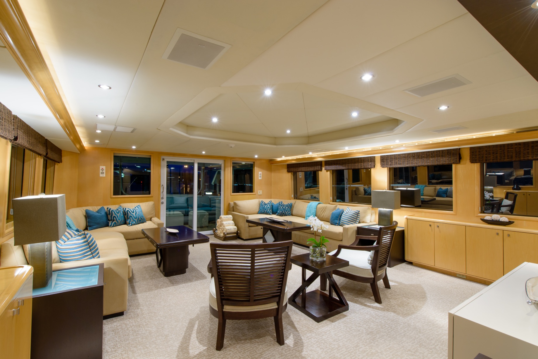 Motor yacht PERFECT LADY - Salon looking aft.jpg