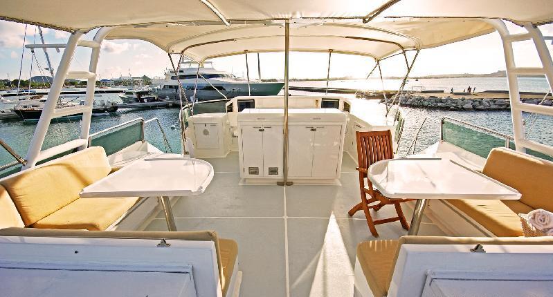Motor yacht PIXEL -  Flybridge Dining area.jpg