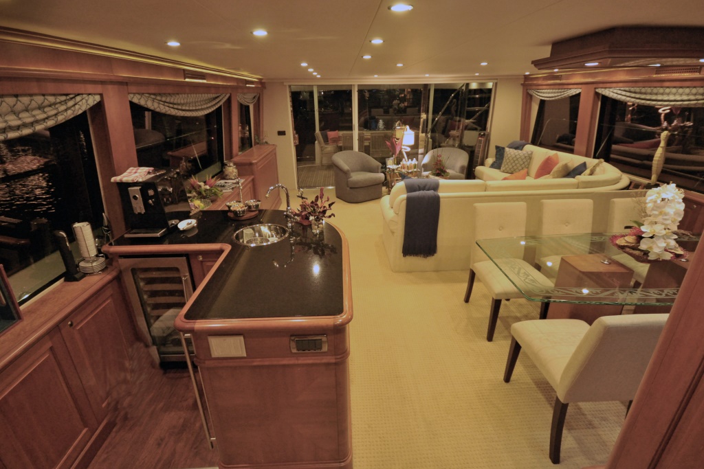Motor yacht REFLECTIONS - Salon.JPG