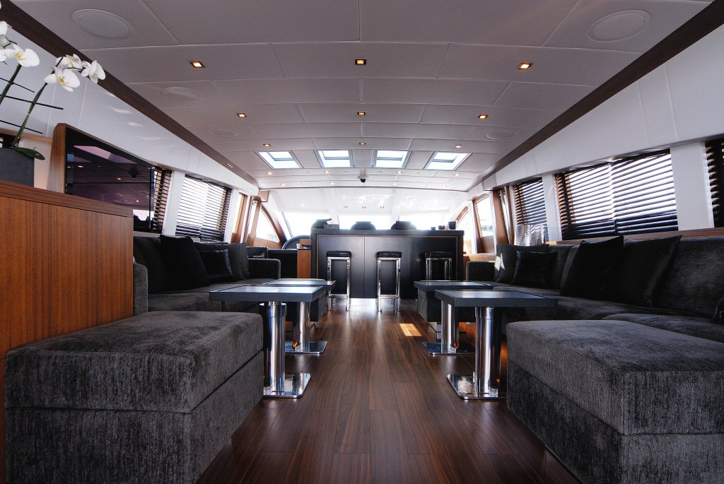 Motor yacht RG 512 -  Main Salon View forward.jpg