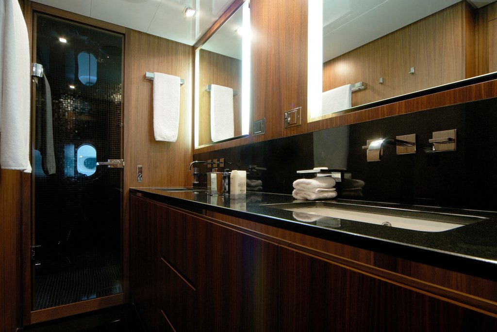 Motor yacht RG 512 -  Master Ensuite.jpg