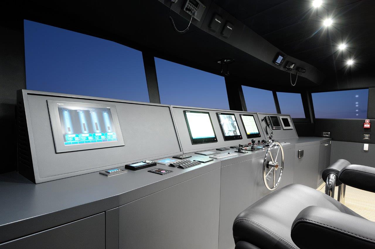 Motor yacht SERENITAS - Bridge.jpg