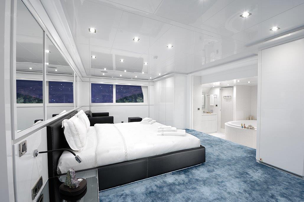 Motor yacht SERENITAS - Master cabin.jpg
