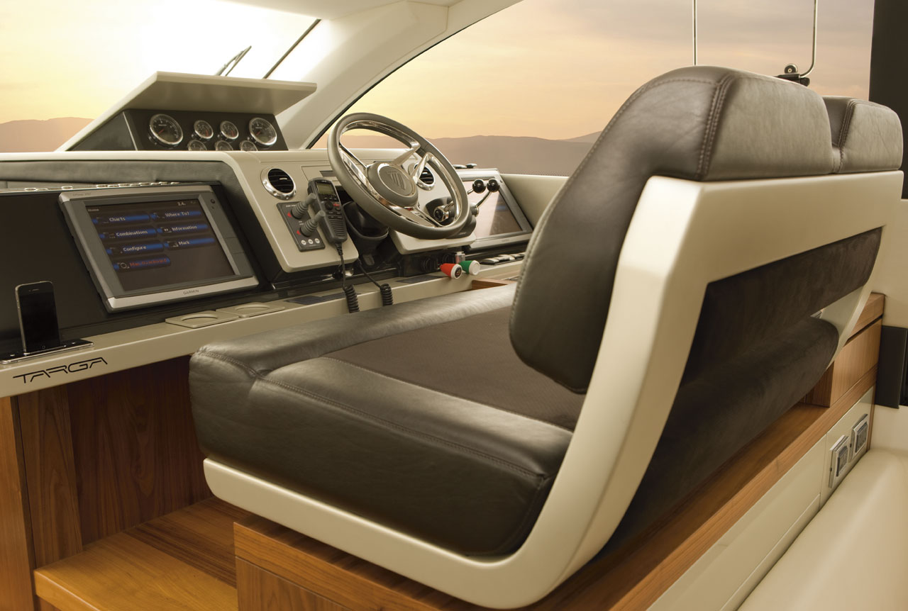 Motor yacht SERENITY - Wheelhouse.jpg