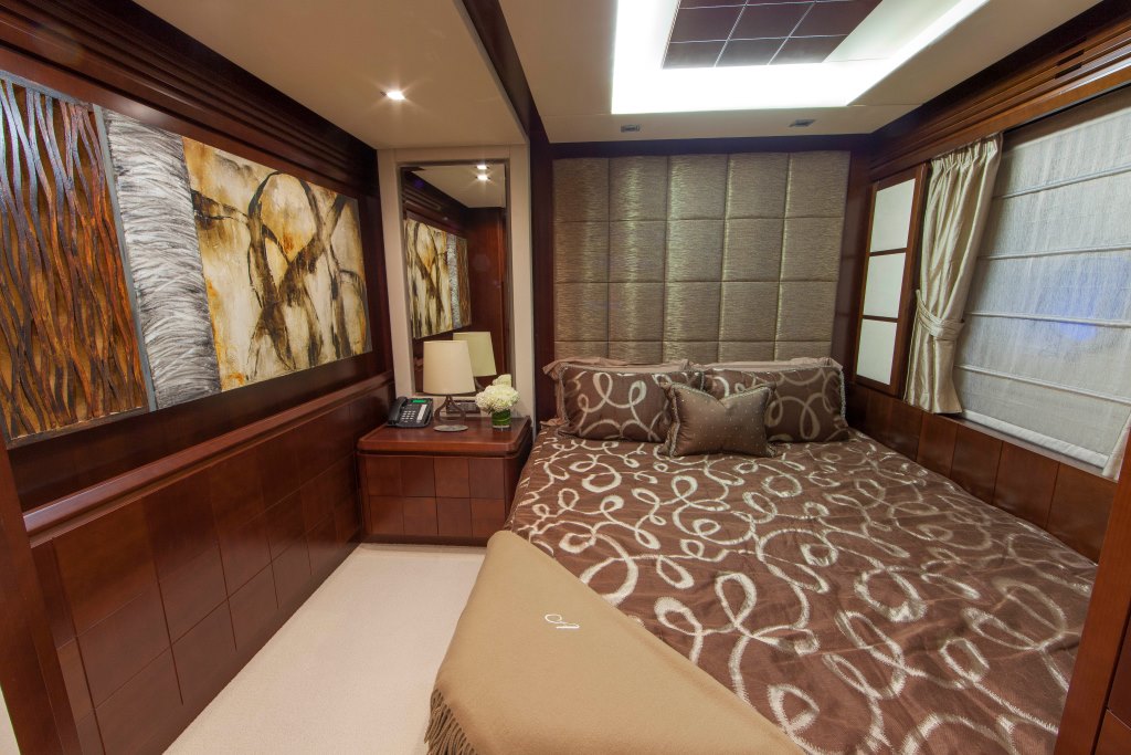Motor yacht SORRIDENTE - GUest cabin.jpg