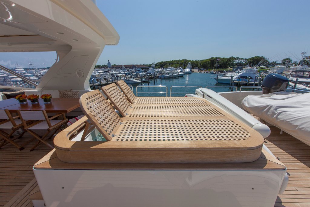 Motor yacht SORRIDENTE - Jacuzzi and sunbeds.jpg