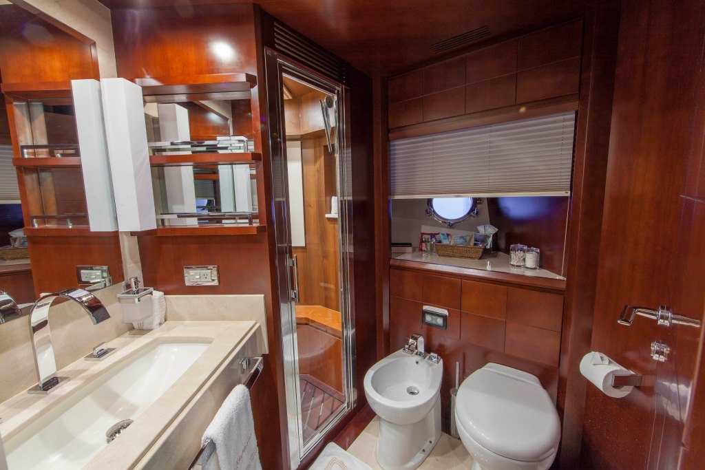 Motor yacht SORRIDENTE - Master en-suite his.jpg