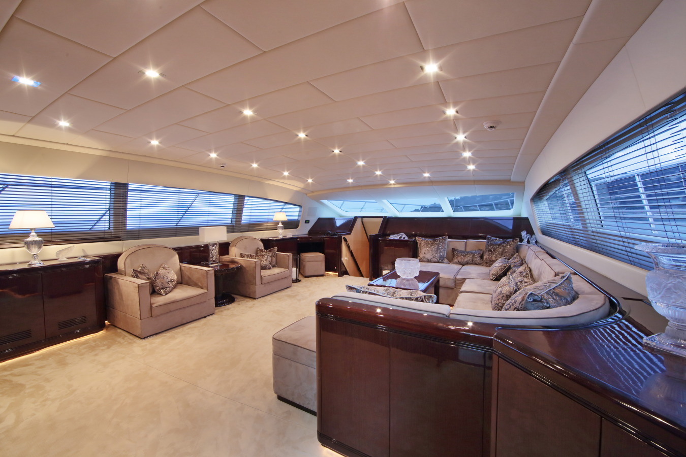 Motor yacht VERA - Main Salon.jpg