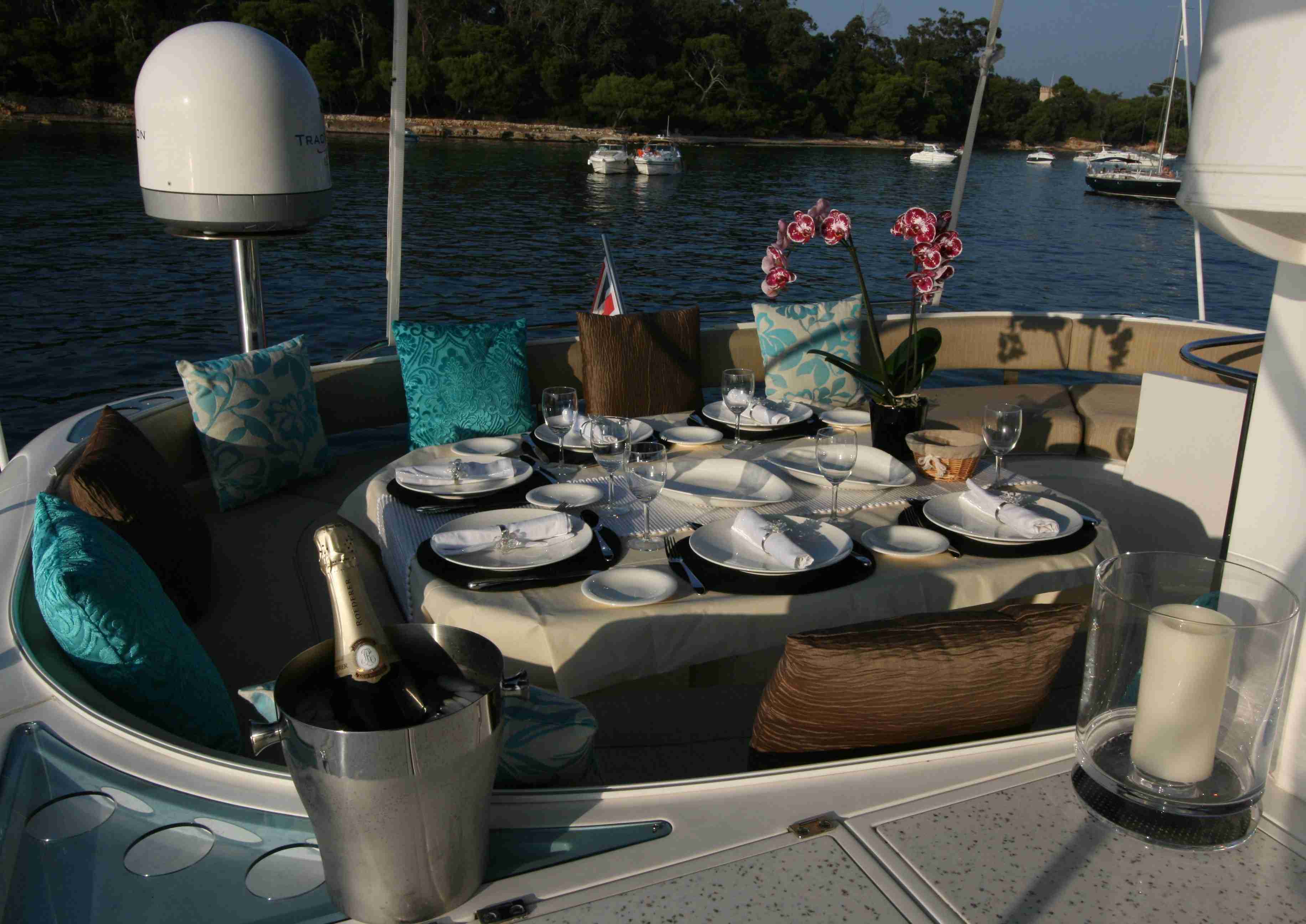 Motor yacht WAVE -  Flybridge Dining.jpg