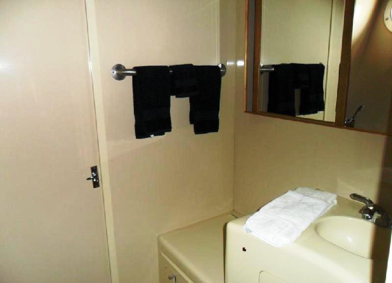 Motor yacht ZIA -  Ensuite 2.jpg