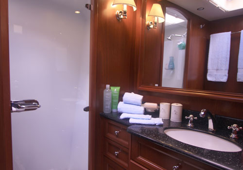 NAHEMA IV -  Ensuite.jpg