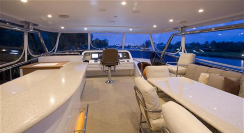 NEVER QUIT - Flybridge and bar.jpg
