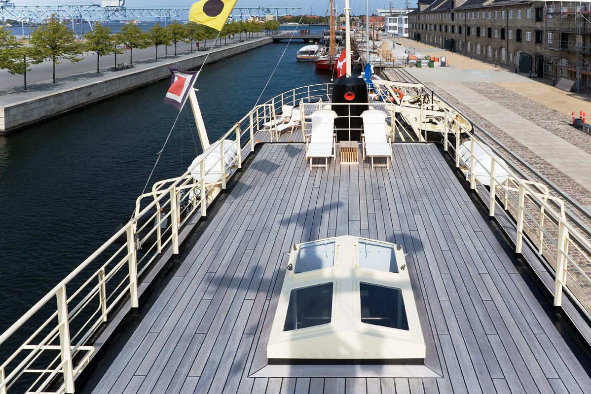 Navigator -  Sundeck.jpg
