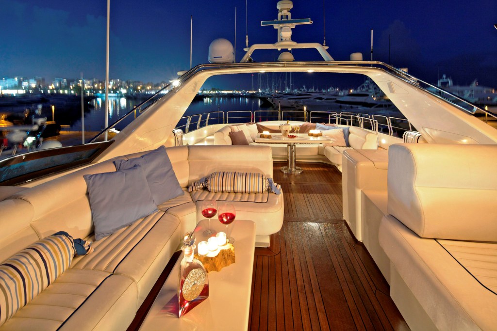 Noni -  Flybridge.jpg