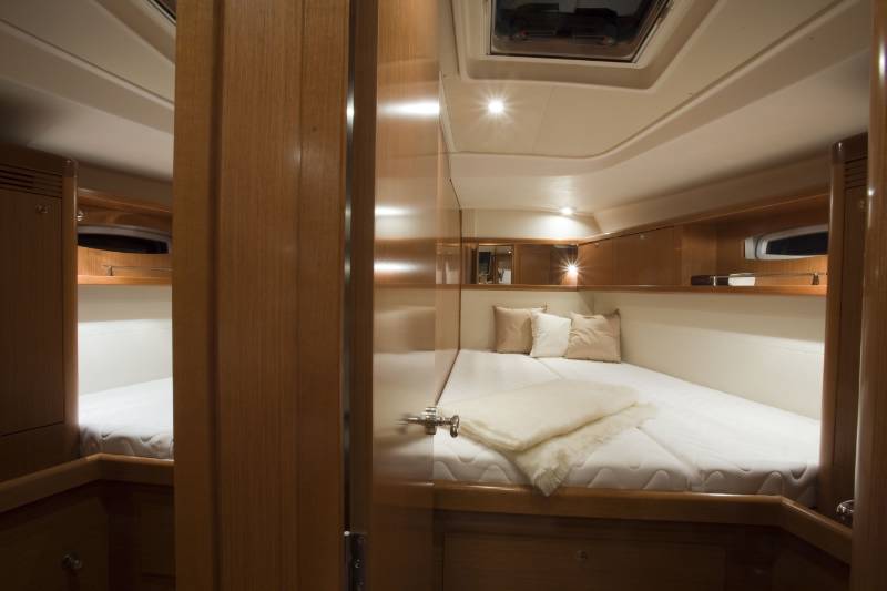 Oceanis 54 aft cabin.jpg