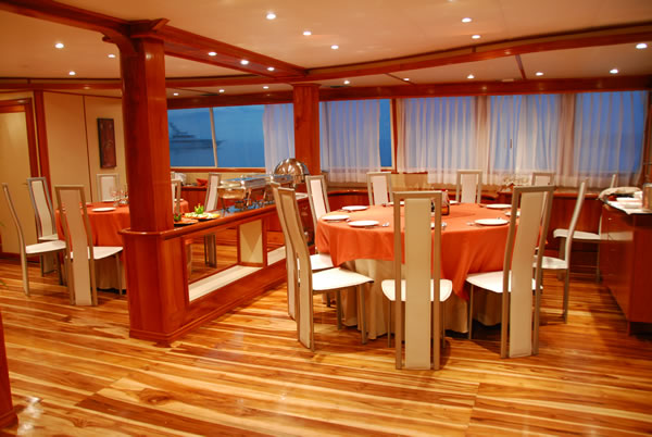 Queen of Galapagos -  Dining 2.jpg